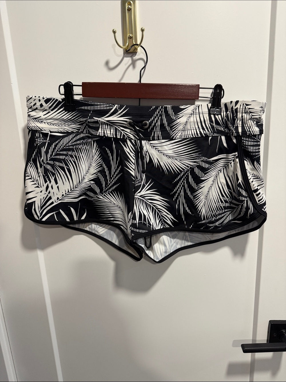 Athleta Black & White Palm Print Women’s Active Swim Board Shorts size Large